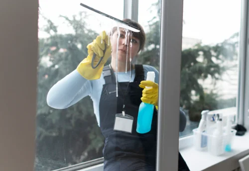 Nettoyage de vitres intérieures et extérieures à la Table